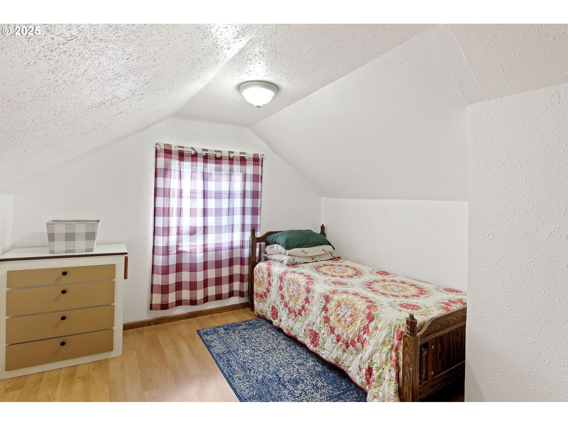 252 Alder Street Yoncalla, OR 97499 - Photo 32 of 47 a bedroom with a bed and a dresser