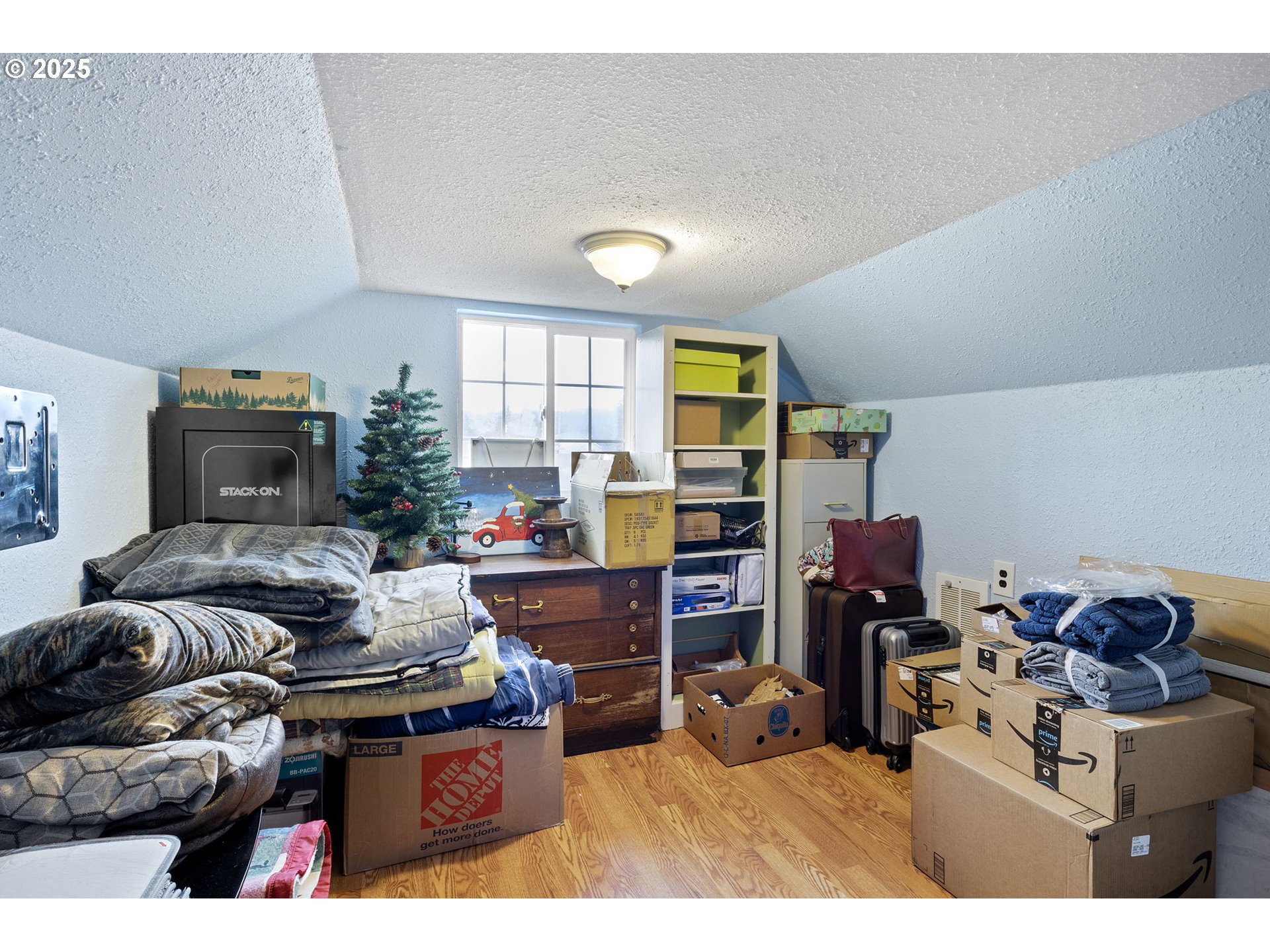252 Alder Street Yoncalla, OR 97499 - Photo 36 of 47 a living room with furniture and a fireplace