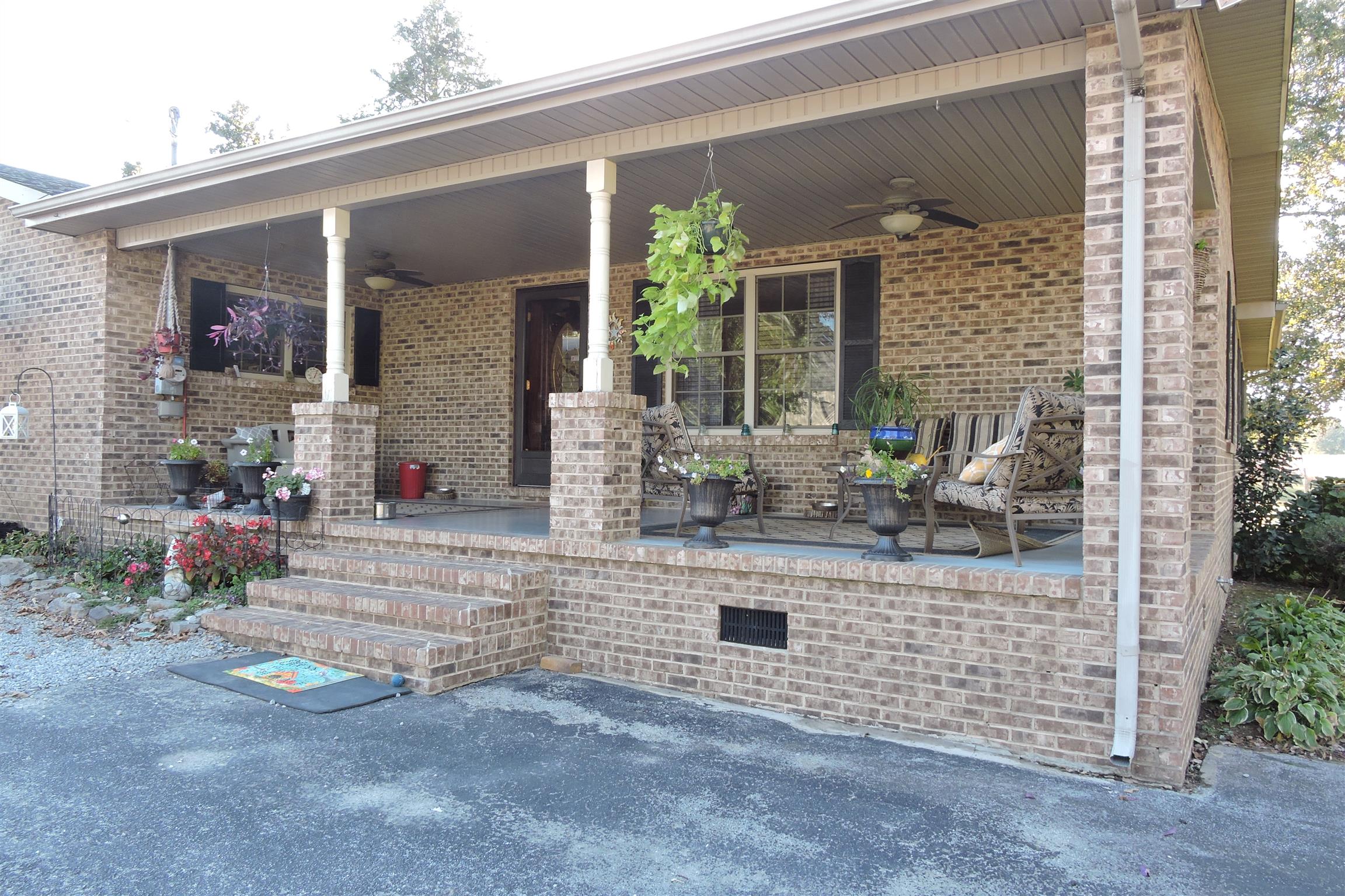 826 Wayside Road Manchester, TN 37355 - Photo 4 of 31 a view of a entryway front of house