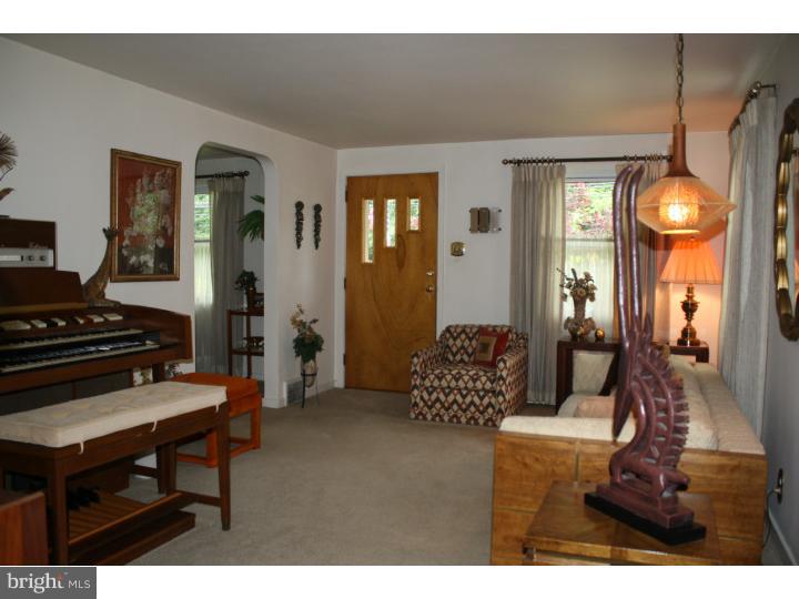 321 Sandy Bank Road Media, PA 19063 - Photo 4 of 21 Living Room