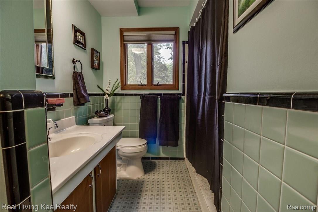 23940 Berg Road Southfield, MI 48033 - Photo 11 of 46 Interiors-9_preview.jpeg