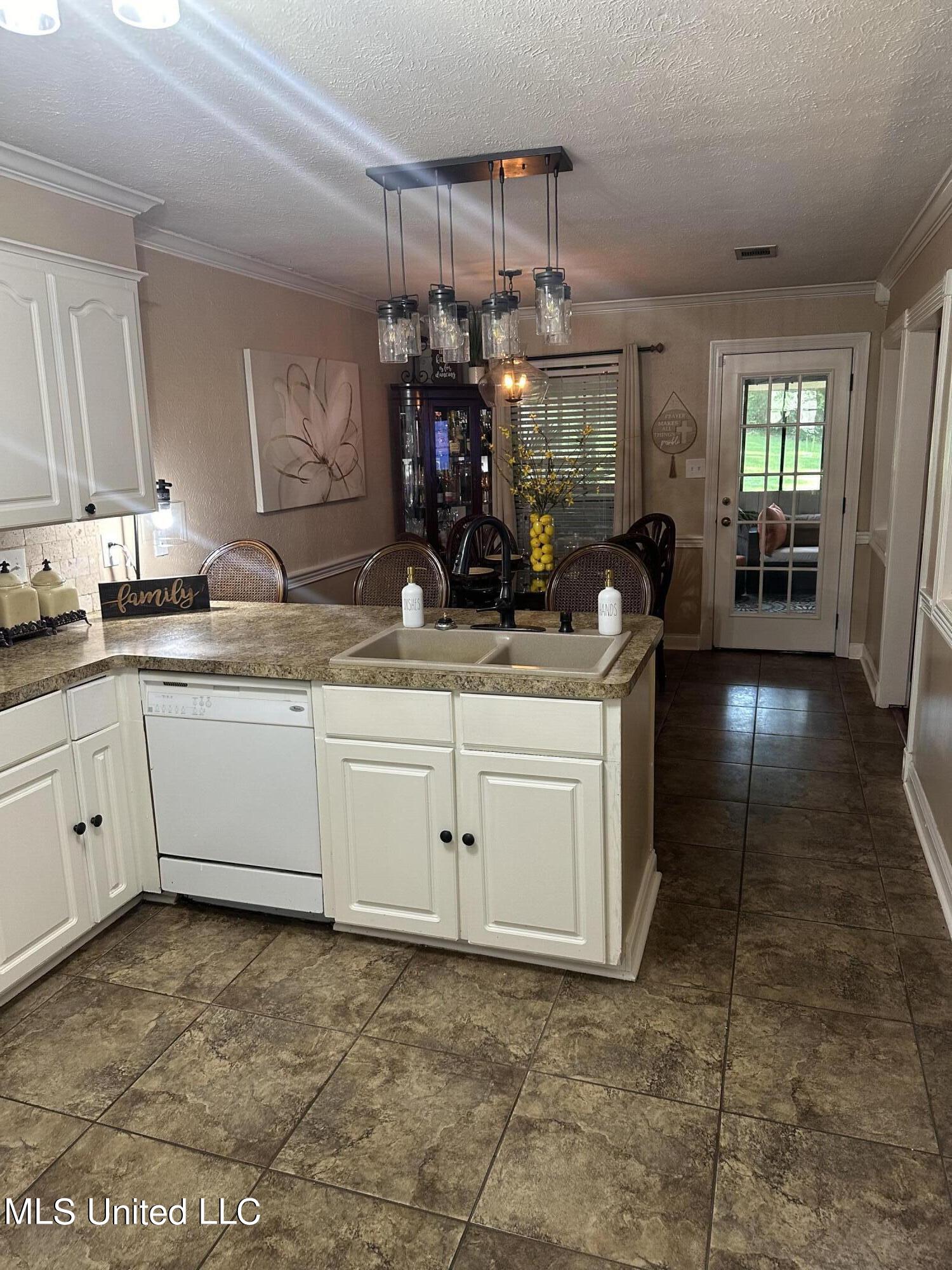 1615 Edgewood Place Clinton, MS 39056 - Photo 11 of 18 IMG_4864