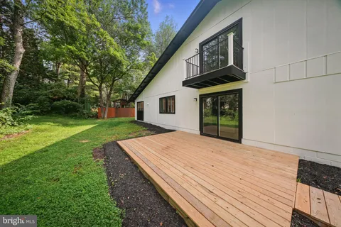 a view of a house with backyard and garden