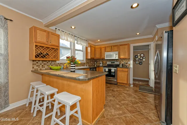 $243,000 | 3760 Albany Street, Niskayuna, NY 12304