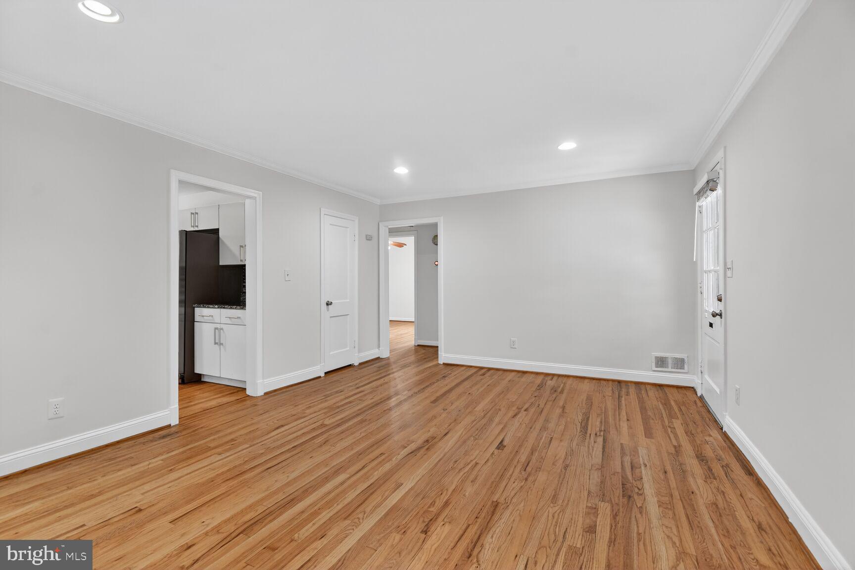 11721 Kingtree Street Silver Spring, MD 20902 - Photo 5 of 30