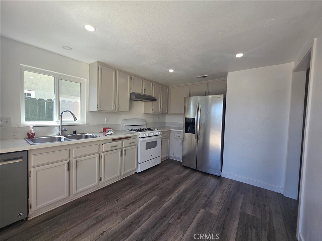 7800 Reagan Road Jurupa Valley, CA 92509 - Photo 10 of 32 Kitchen