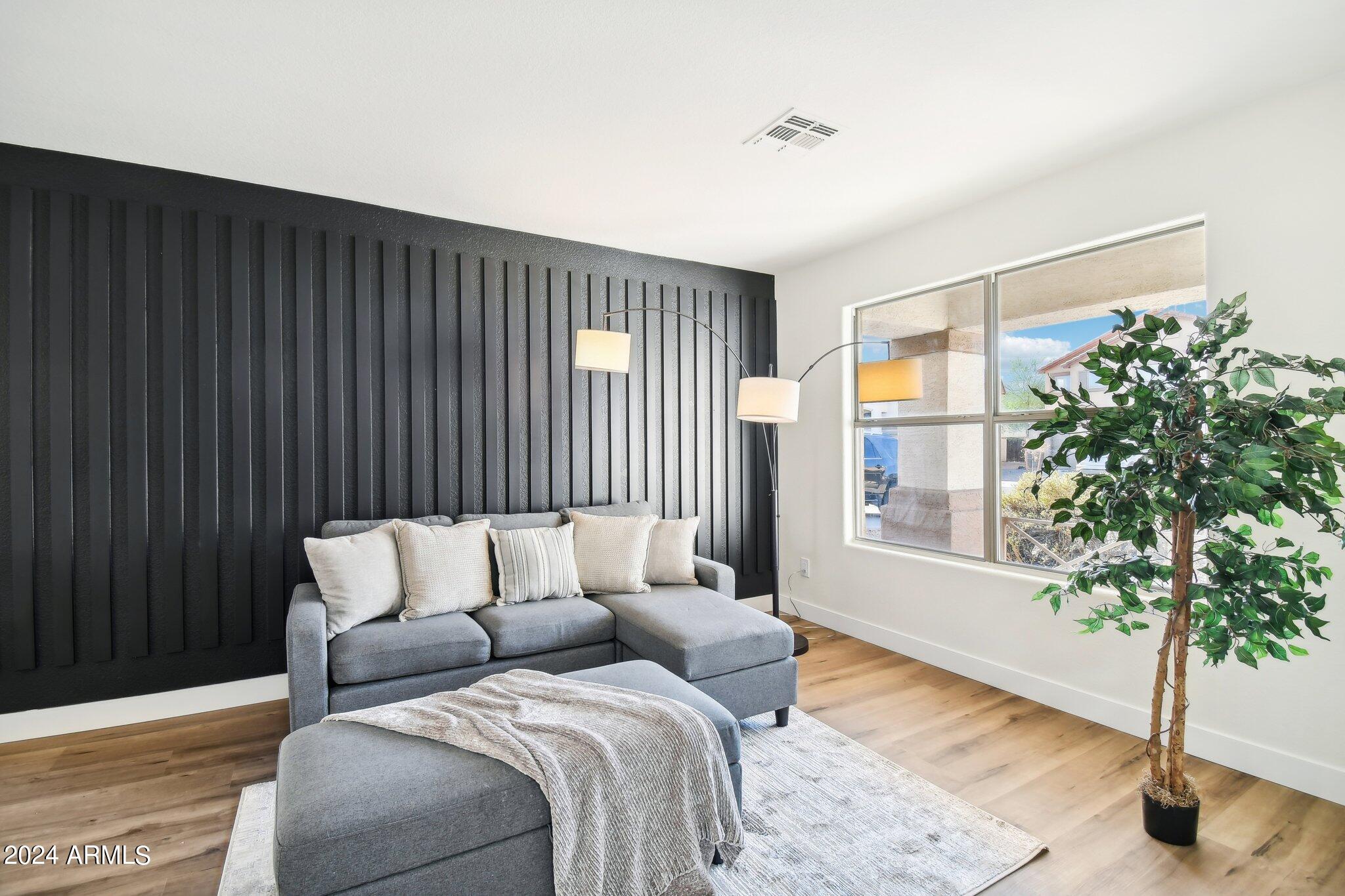 W Desert Flower Rd-005