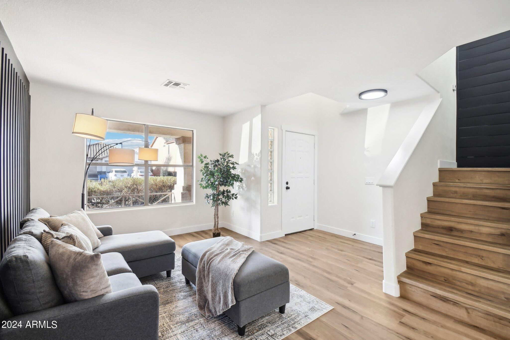 W Desert Flower Rd-006
