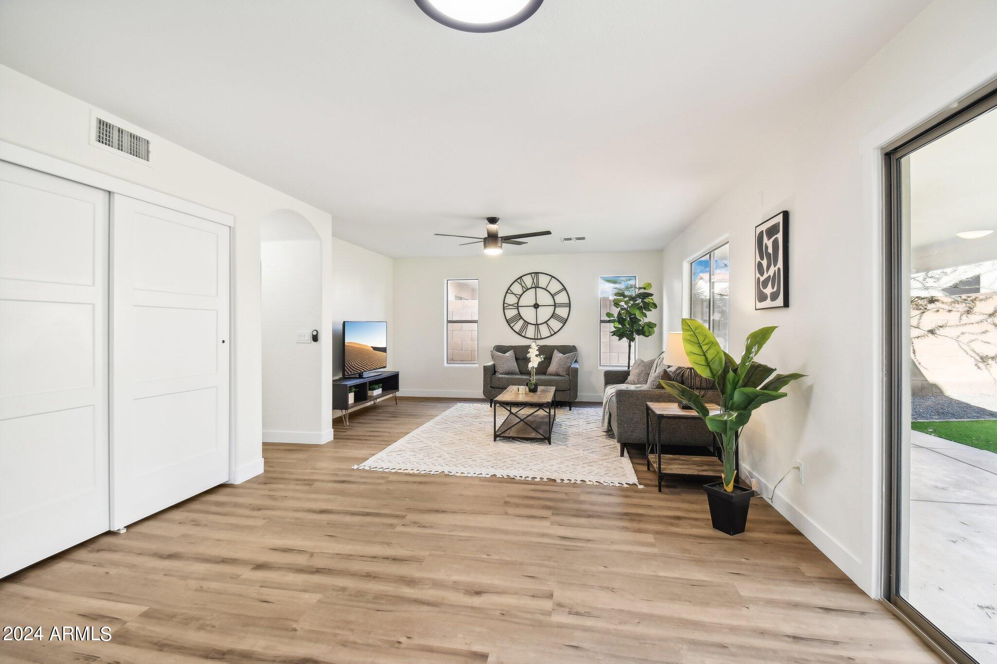 W Desert Flower Rd-008
