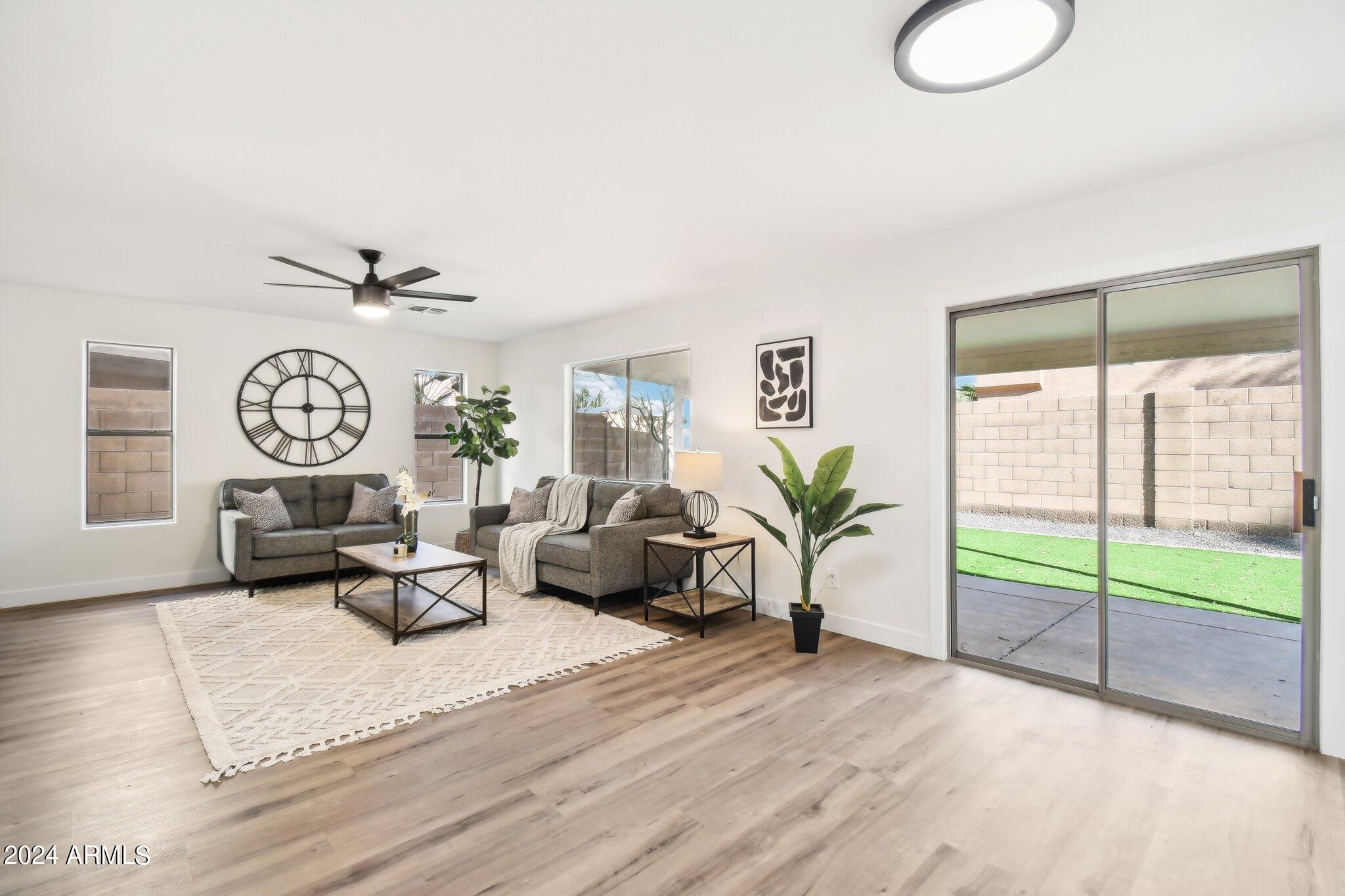 W Desert Flower Rd-009