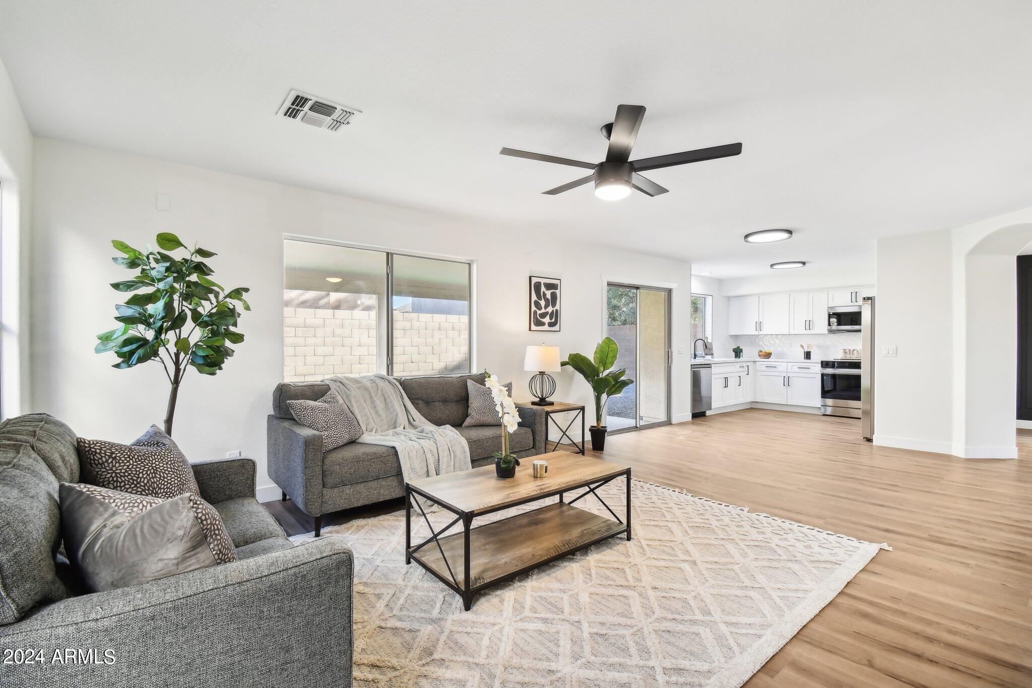 W Desert Flower Rd-010