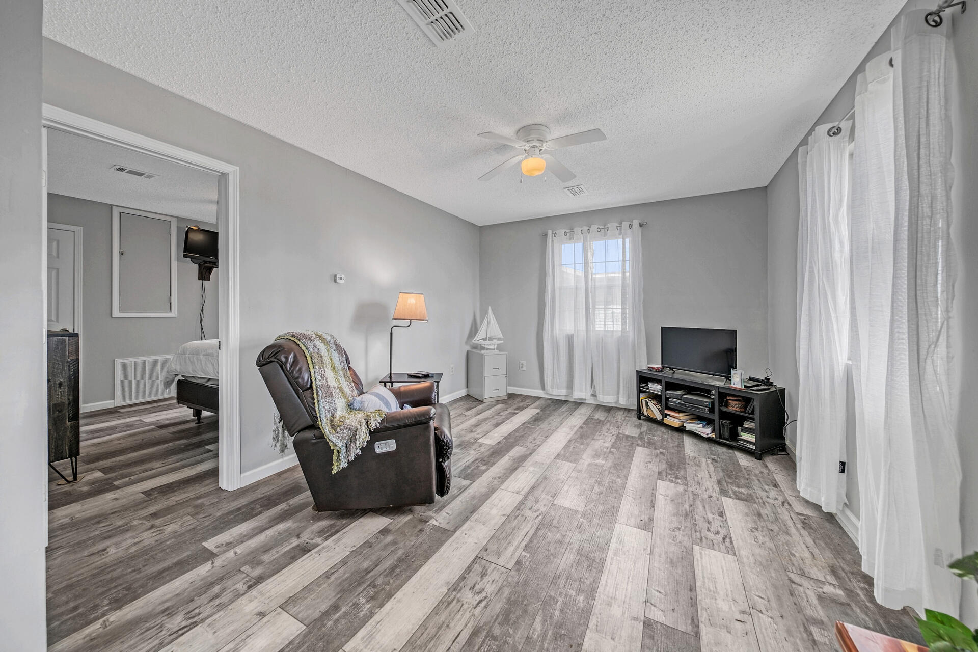 237 Ruth Road Freeport, FL 32439 - Photo 23 of 40 Apartment new flooring