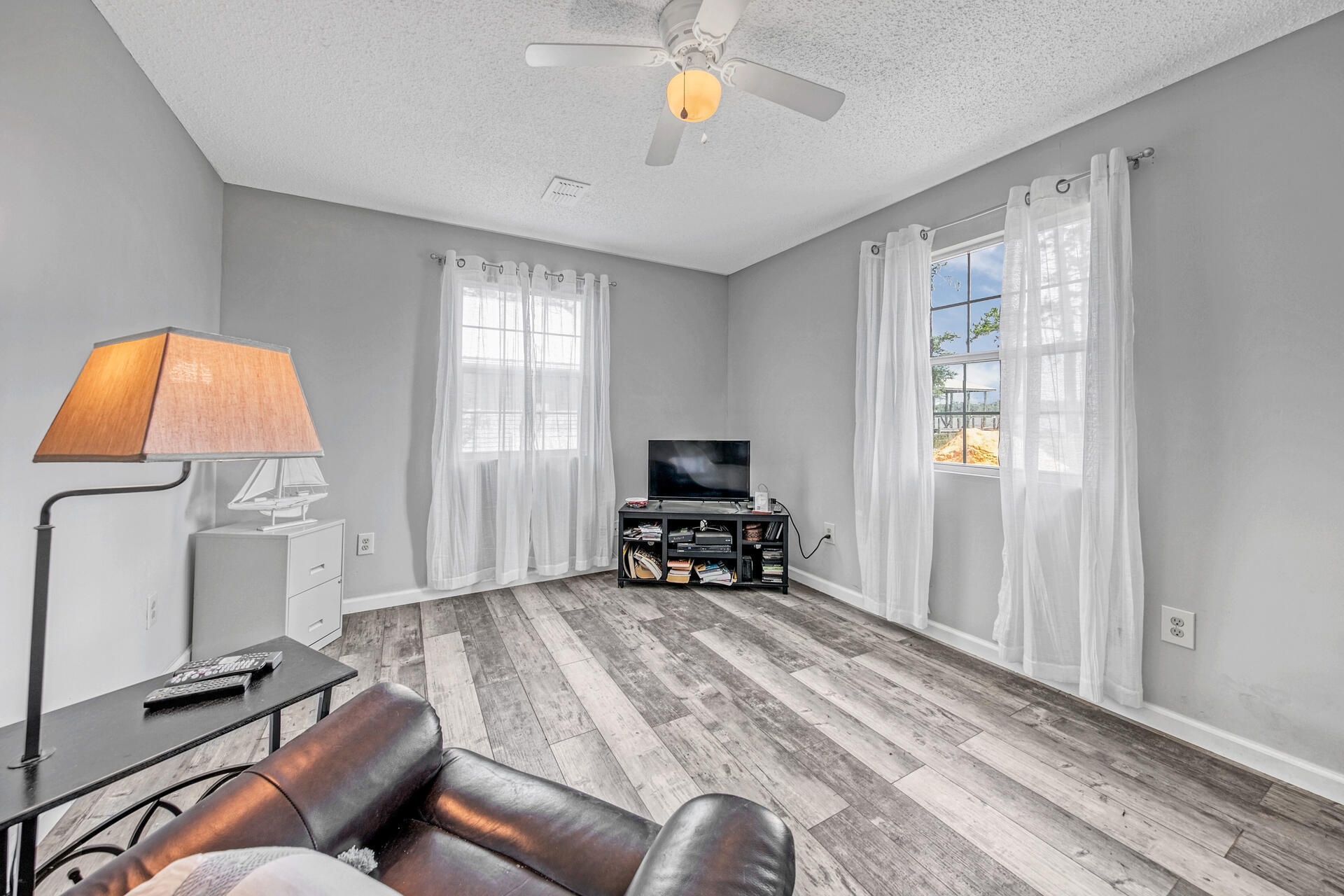 237 Ruth Road Freeport, FL 32439 - Photo 24 of 40 Apartment living room