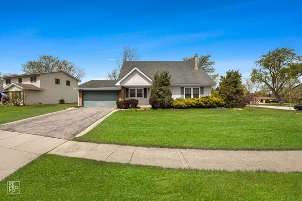 $420,000 | 54 Smethwick Lane, Elk Grove Village, IL 60007