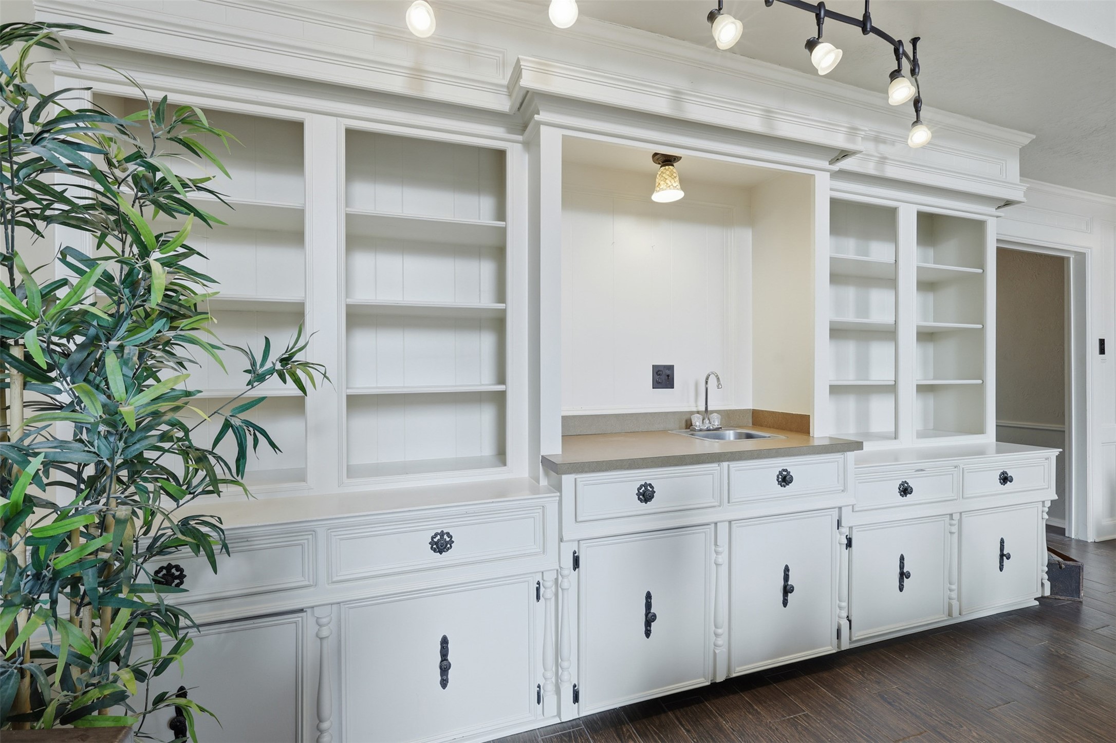 3415 Flickering Candle Drive Spring, TX 77388 - Photo 21 of 36 a view of cabinets and window