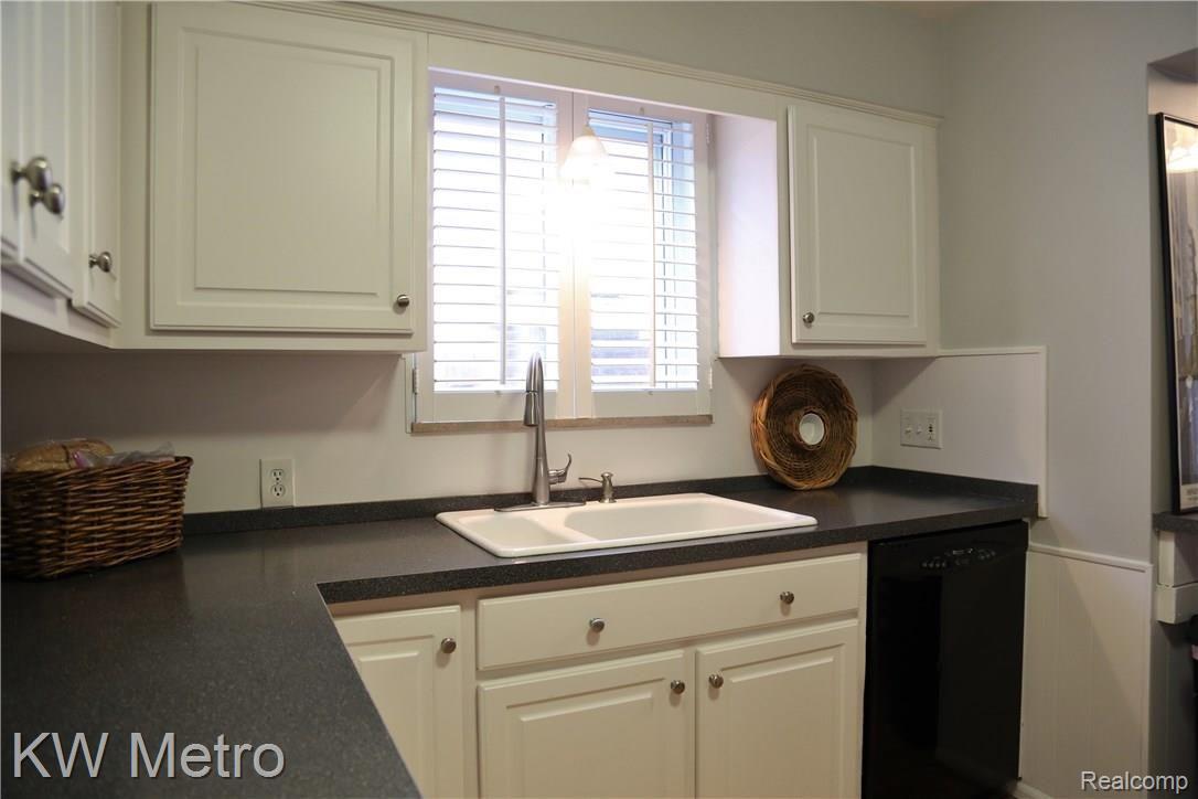 123 Maplefield Road Pleasant Ridge, MI 48069 - Photo 12 of 36 8B8A1754.JPG