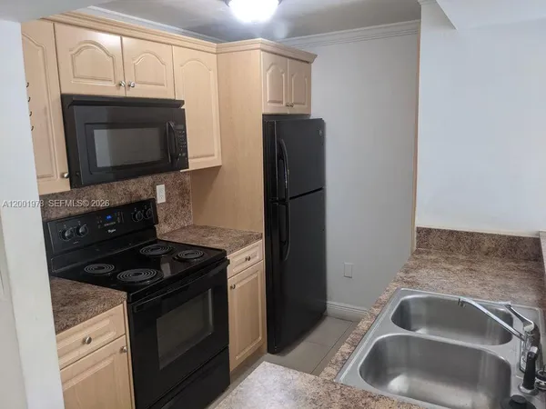 $2,000 | 7125 Northwest 186th Street, Unit B209, Hialeah, FL 33015