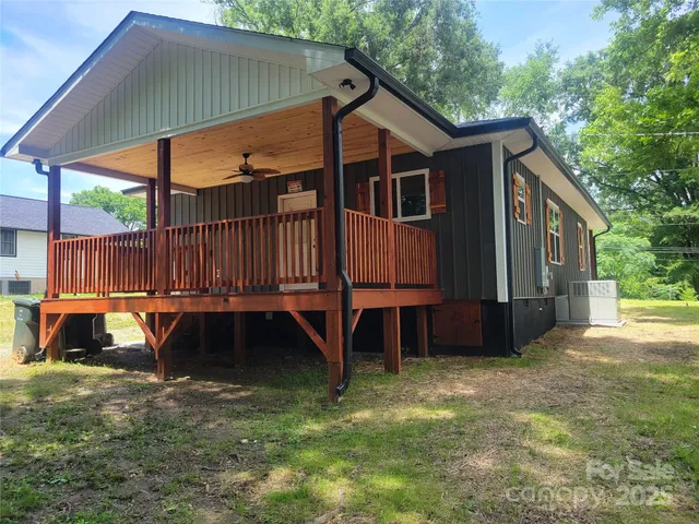 a view of a house with backyard and sitting area