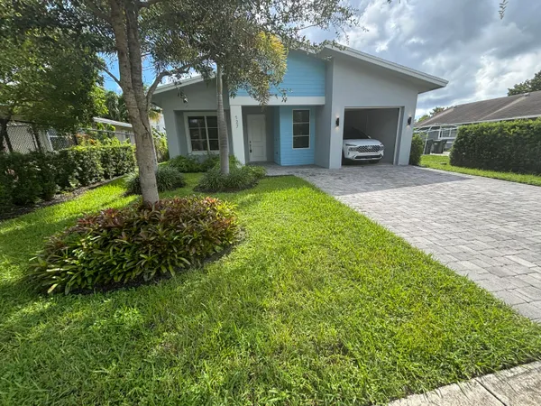 a view of a house with backyard and garden