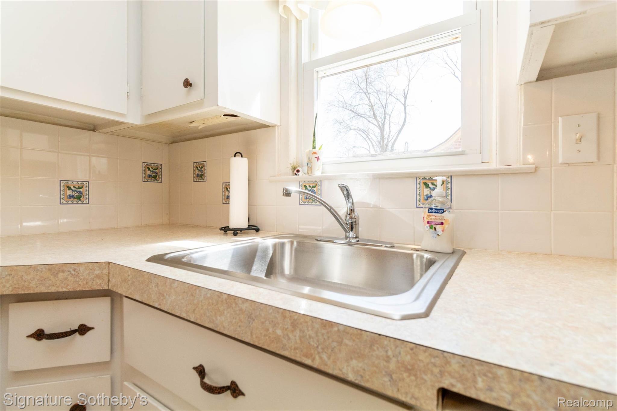 4168 Wakefield Road Berkley, MI 48072 - Photo 10 of 34 interior (10).jpg