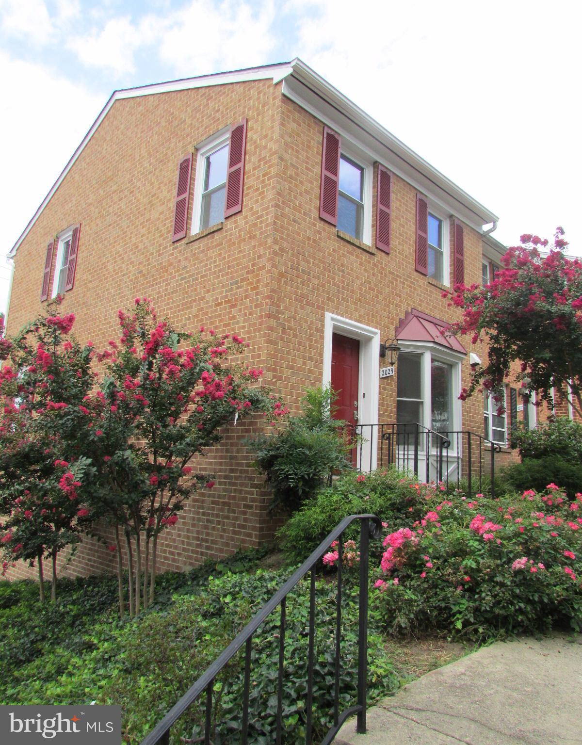 2029 South Glebe Road Arlington, VA 22206 - Photo 1 of 14 a front view of house and yard