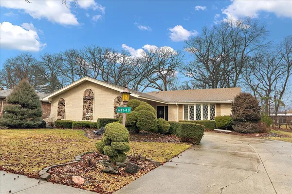 $549,900 | 16W648 89th Place, Willowbrook, IL 60527
