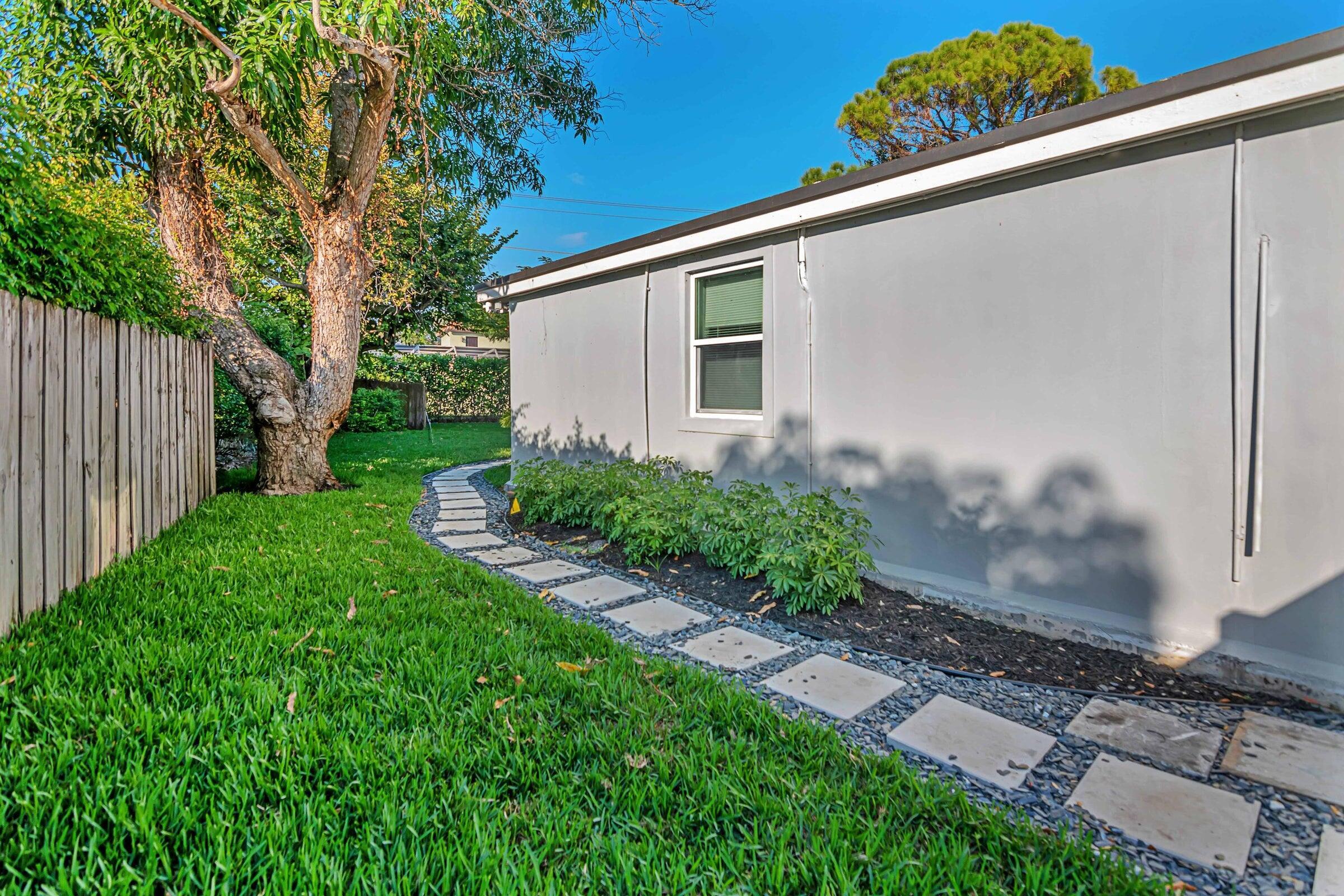 959 Southwest 18th Street, Unit W Boca Raton, FL 33486 - Photo 18 of 18 a backyard of a house with lots of green space