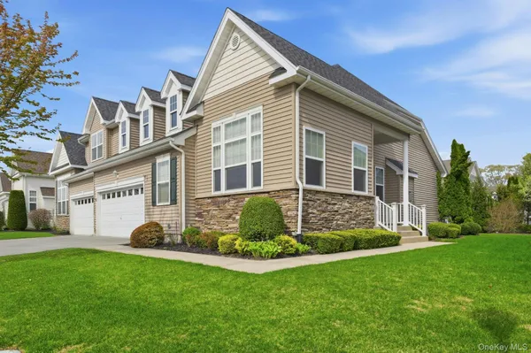 $749,990 | 48 Augusta Drive, Medford, NY 11763