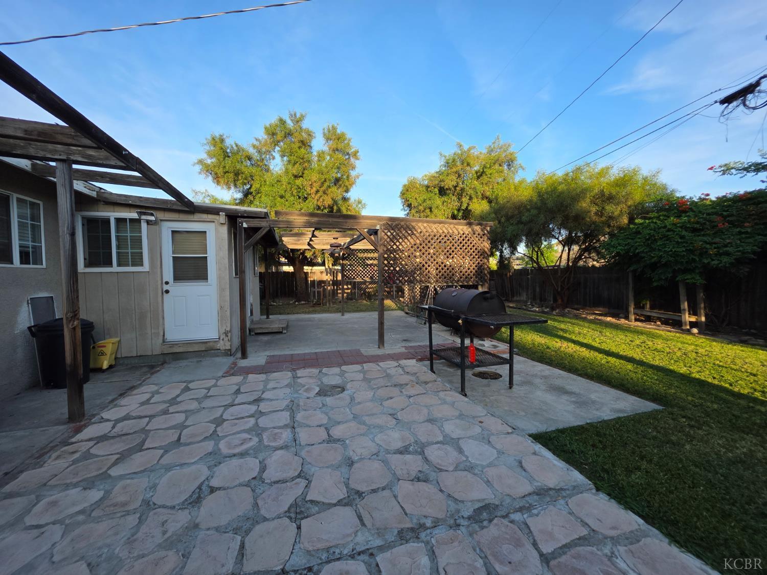 275 Ida Way Hanford, CA 93230 - Photo 17 of 21 a backyard of a house with table and chairs