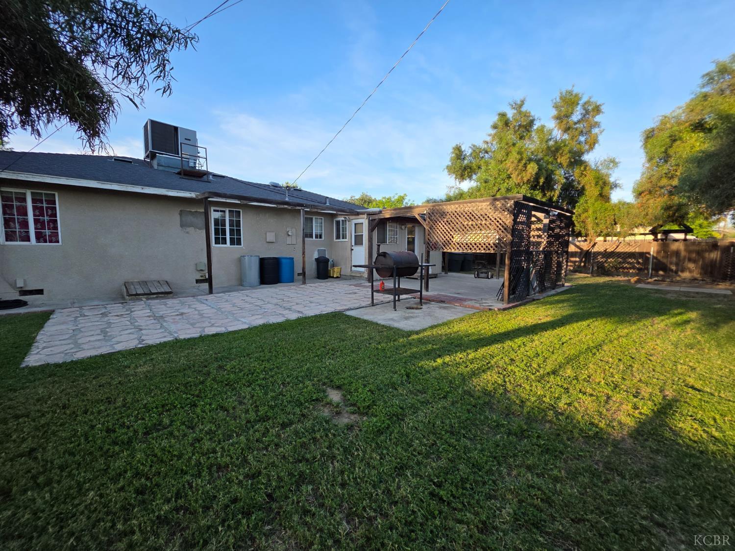 275 Ida Way Hanford, CA 93230 - Photo 19 of 21 a view of a patio with table and chairs under an umbrella