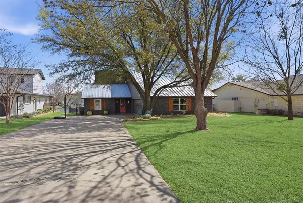 $995,000 | 519 Kiowa Drive West, Lake Kiowa, TX 76240