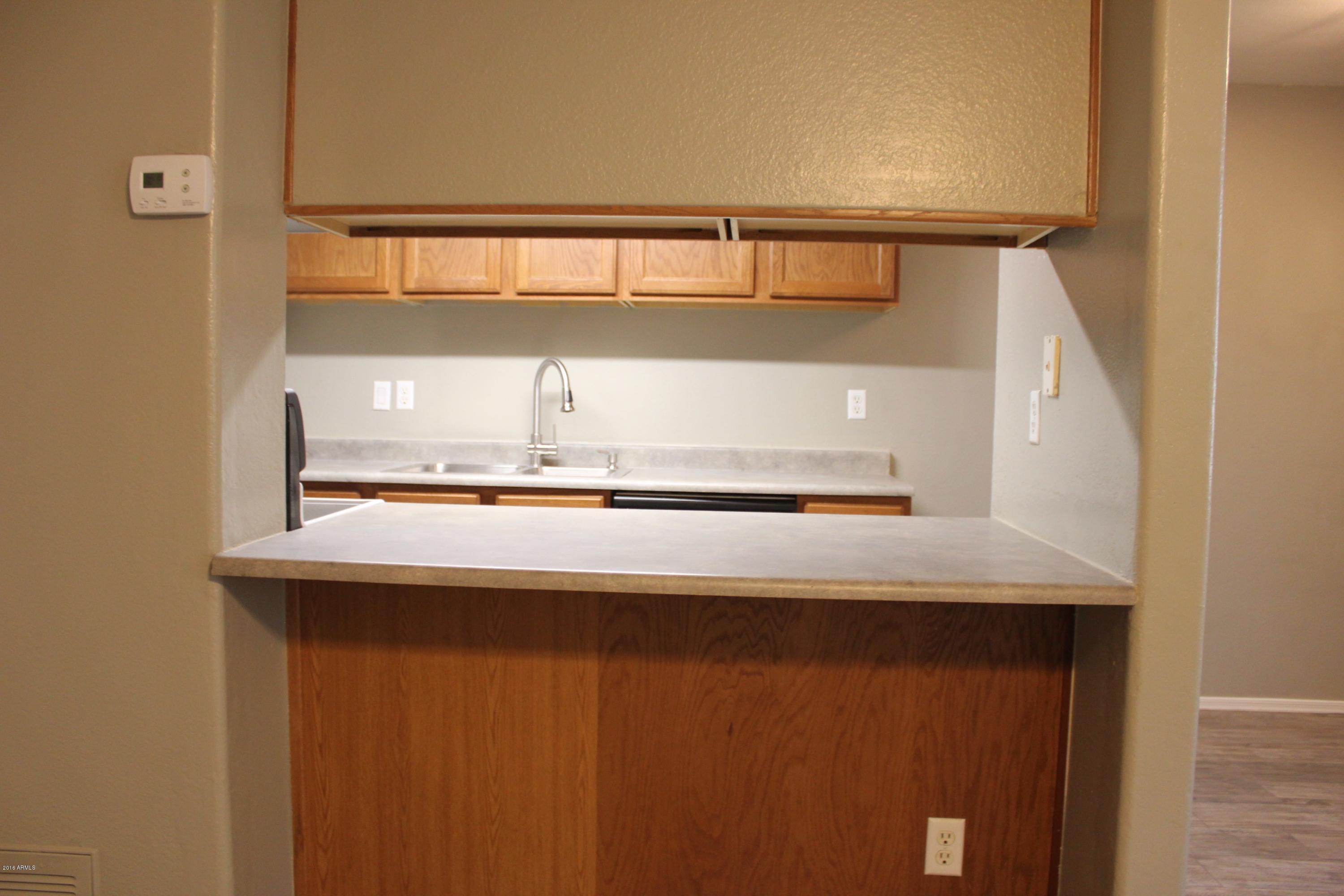 600 South Dobson Road, Unit 194 Mesa, AZ 85202 - Photo 9 of 28 Kitchen bar eating area