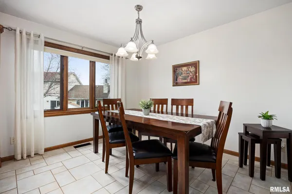 $329,900 | 5909 West Ridgecrest Circle, Peoria, IL 61615