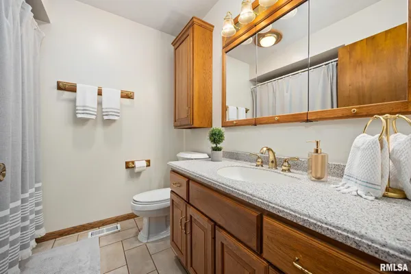 $329,900 | 5909 West Ridgecrest Circle, Peoria, IL 61615