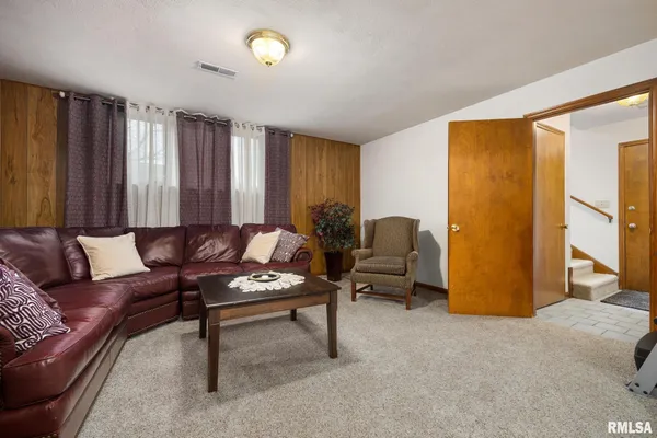 $329,900 | 5909 West Ridgecrest Circle, Peoria, IL 61615