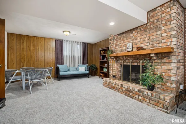 $329,900 | 5909 West Ridgecrest Circle, Peoria, IL 61615