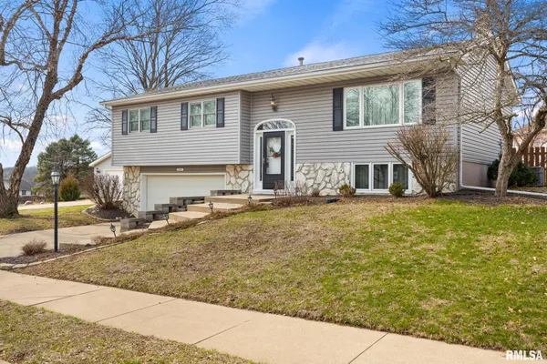 $329,900 | 5909 West Ridgecrest Circle, Peoria, IL 61615