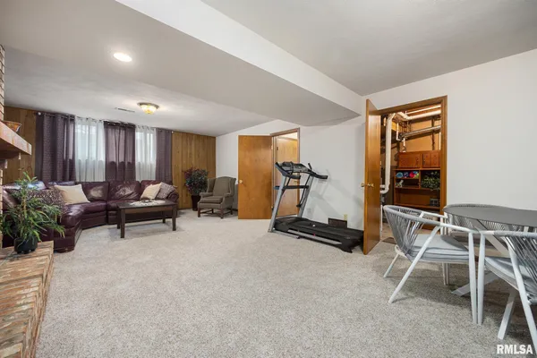 $329,900 | 5909 West Ridgecrest Circle, Peoria, IL 61615