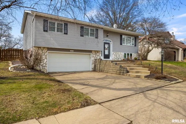 $329,900 | 5909 West Ridgecrest Circle, Peoria, IL 61615