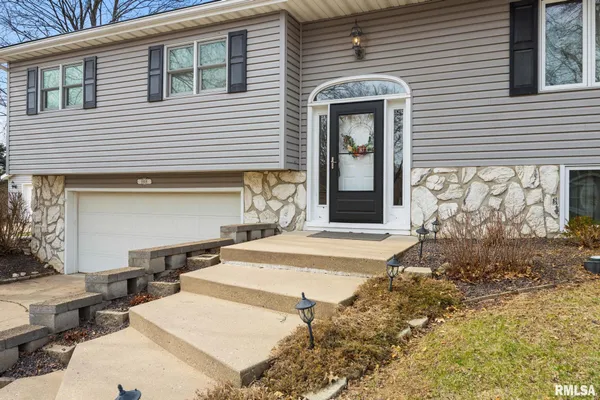 $329,900 | 5909 West Ridgecrest Circle, Peoria, IL 61615