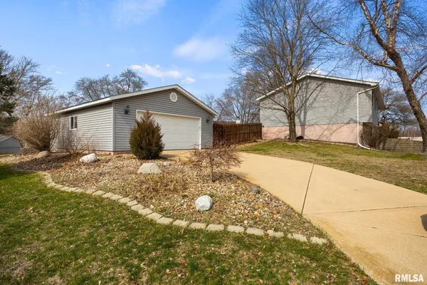 $329,900 | 5909 West Ridgecrest Circle, Peoria, IL 61615