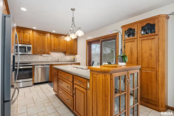 $329,900 | 5909 West Ridgecrest Circle, Peoria, IL 61615