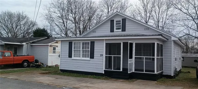 a view of a house with a yard