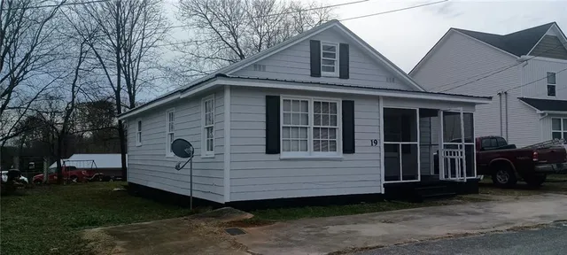 a view of a house with a yard