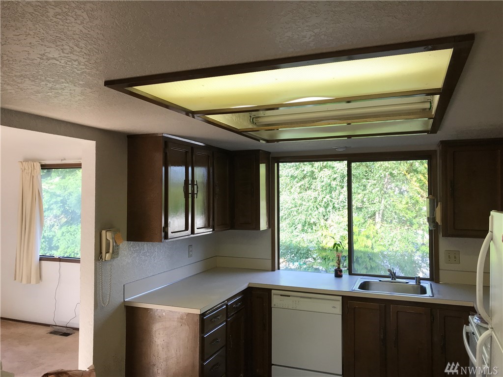 8621 244th Street Southwest Edmonds, WA 98026 - Photo 10 of 23 Gallery Image 10