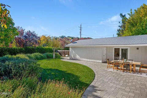 a view of a back yard