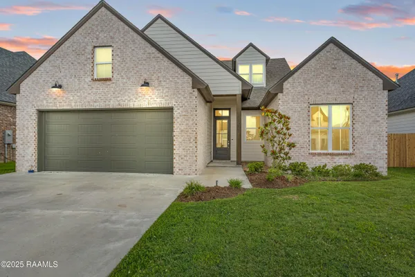 $525,000 | 102 Queen Palm Circle, Youngsville, LA 70592