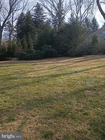 a view of a yard with a house