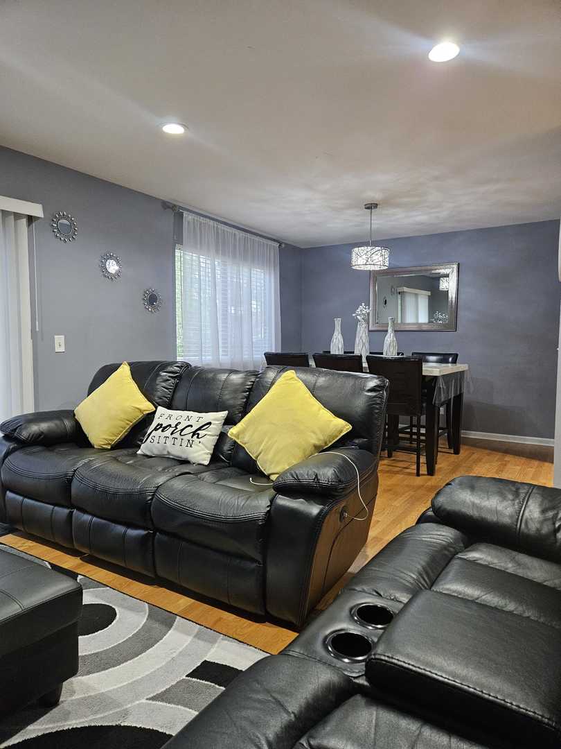 441 Commanche Trail Wheeling, IL 60090 - Photo 11 of 26 a living room with furniture and kitchen view