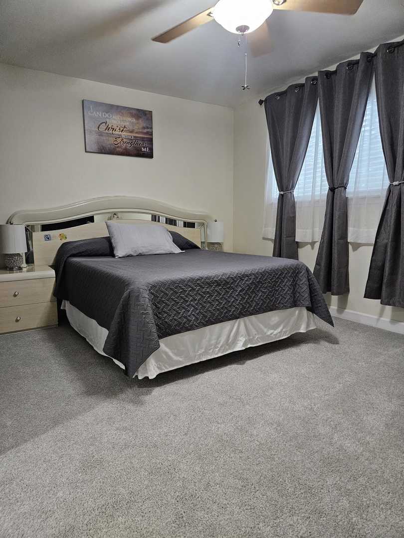 441 Commanche Trail Wheeling, IL 60090 - Photo 13 of 26 a spacious bedroom with a bed and a window